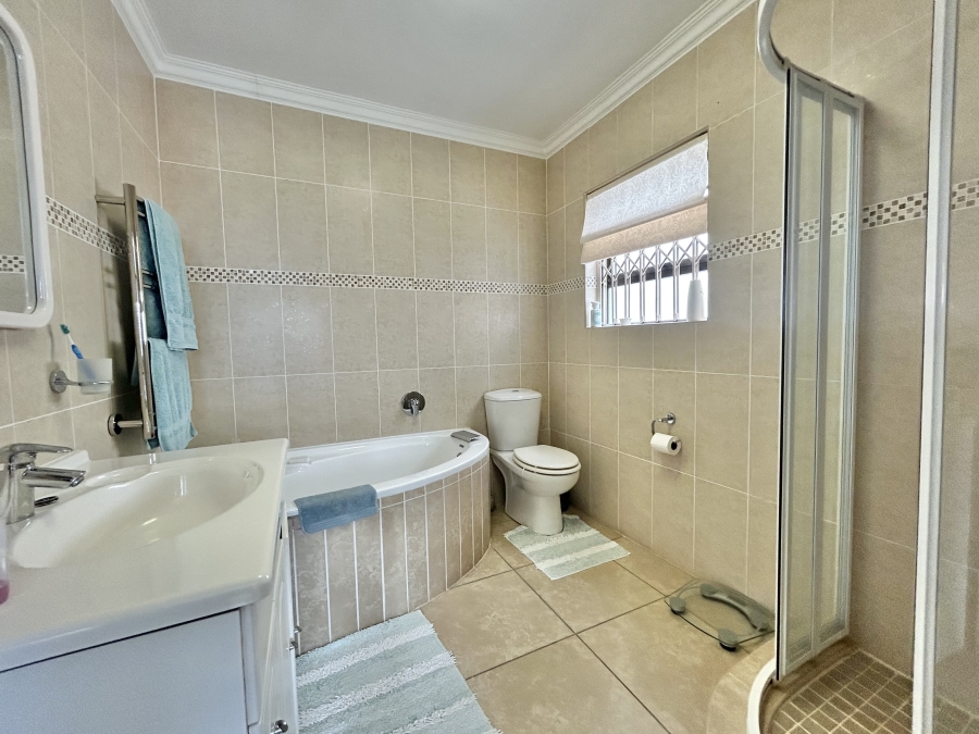 3 Bedroom Property for Sale in Wavecrest Eastern Cape